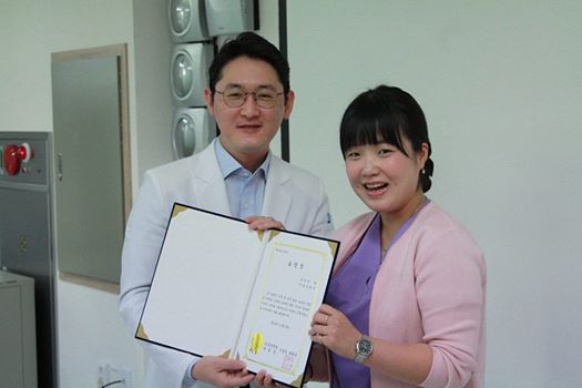 관절센터 안현주 사원과 신영석 병원장이미지입니다.